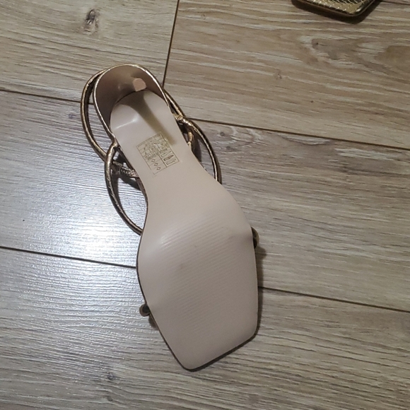 Gold heels - Picture 3 of 4